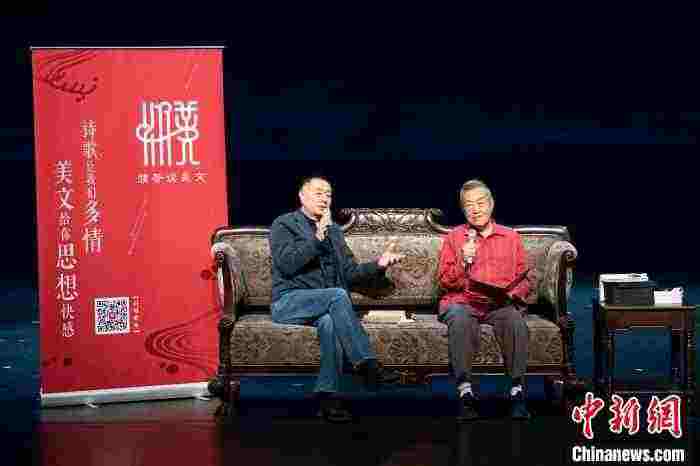 濮存昕(左)与食指(右) 史春阳 摄