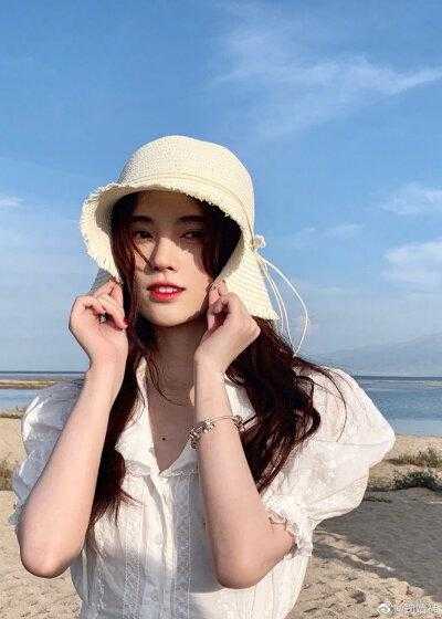 自杀获妖艳御姐，她还是我老婆！