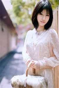 活成前任白月光后，她桃花朵朵开