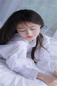 装成小白花后，她缠上了隔壁糙汉