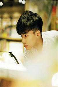 妹妹被欺负后，我带着一等功勋章闯烈士陵园