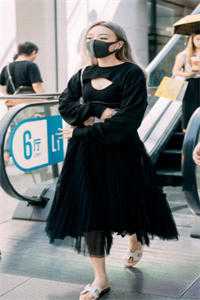 她负责嘎嘎乱杀，他负责宠她上天