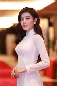 重生新婚夜，我把帝君让给他中媚毒的继妹